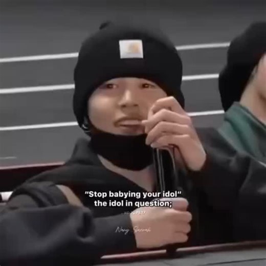 Marjona Xolmirzayeva on Instagram: "Aww baby mochi 日本利用压电瓷砖将脚步转化为电能。这些瓷砖捕捉来自你脚步的动能。当你行走时，你的重量和动作作用会对瓷砖产生压力。瓷砖会轻微弯曲，从而产生机械应力。瓷砖内部的压电材料将这种应力转化为电能。每一步都会产生少量电荷，而数百万步结合在一起就能产生足够的电力来驱动LED灯、显示屏和传感器。在像涩谷车站这样繁忙的地方，每天大约有240万个脚步为这一系统作出贡献。这些电能可以被储存或立即使用，从而减少对传统电力来源的依赖，并支持可持续的城市基础设施。这种方法将日常运动转化为实用的可再生能源。 #日本 #知识 #事实 #你知道吗 #推荐 #科技 #创新 #历史 #技术 #实验 #热门"