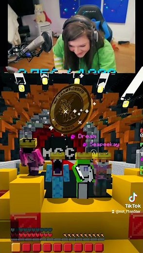 F1nn5ter: Gamer girl playing Minecraft