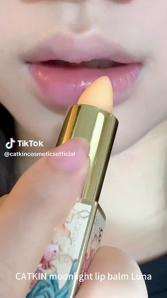 Mejora tu rutina de maquillaje con Camel Light Lip Balm