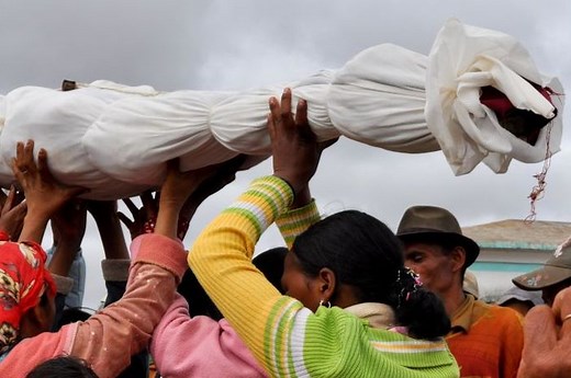 Mengenal Famadihana, Ritual Menari Bersama Mayat di Madagaskar - National Geographic