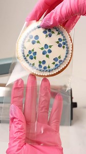 33K views · 315 reactions | Here's how I package my decorated cookies! All of the supplies that I use are listed in this blog post: https://www.sweetambs.com/tutorial/how-to-pack-cookies-for-shipping/ #CookieShipping #SweetAmbs #DecoratedCookies #CookieArt #PackagingTips #BakingBusiness #CookieCare #CookieTutorials #CookieArtClub #SweetTreats #CookieDecorating #BakersLife | SweetAmbs | Facebook