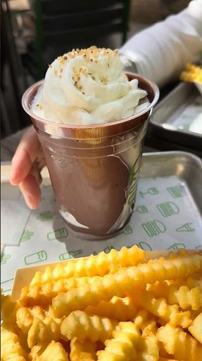 パキッと割る期間限定シェイク！？シェイクシャック新作レビュー #shakeshack #期間限定メニュー #djaiko62 #shorts #アート噺 #ヘーゼルナッツチョコレートシェイク