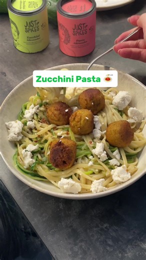 😋 Hast du Zoodles schon mal probiert? In dieser Kombi ist Zucchini einfach richtig Cremig und so lecker! ❤️ Speicher das Rezept und probiere es aus! 👇🏻 Zutaten: 1 Zucchini 100g Linguine 1 Prise Zucchini Allrounder 50g Feta 200g Falafel Bällchen 250ml Gemüsebrühe 100ml Sahne 1 kl. Zwiebel 1 Knoblauchzehe 1 Prise Pasta Allrounder ZUBEREITUNG 1️⃣ Linguine im kochenden Salzwasser kochen. 2️⃣ In der Zwischenzeit Zwiebel und Knoblauch fein hacken und in einer Pfanne glasig braten. Falafel Bällchen 