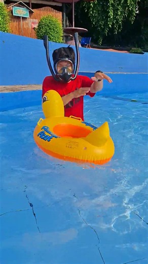 BERENANG DI KOLAM RENANG DENGAN BEBEK PELAMPUNG DAN KACAMATA SELAM SNORKELING KACAMATA RENANG BAGUS