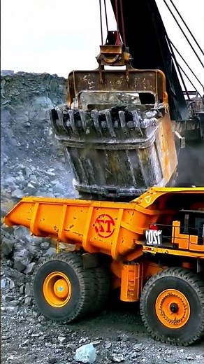 超大型鉱山ダンプトラックの積載作業