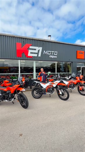Les nouvelles KTM 390 arrivent fort : La 390 Adventure X, parfaite pour découvrir le voyage et les pistes légères. La 390 Adventure R, plus radicale, taillée pour l’off-road engagé. Et la 390 Enduro R, la plus extrême, pensée pour ceux qui veulent franchir sans limites | K21 moto