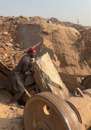 Rock Crusher ASMR 🔊 Crushing Giant Rocks for Stress Relief#go_viral_shorts_video💖✨_________ #RockCrushing #100millionviews #HeavyMachinery #bestcrushinstone