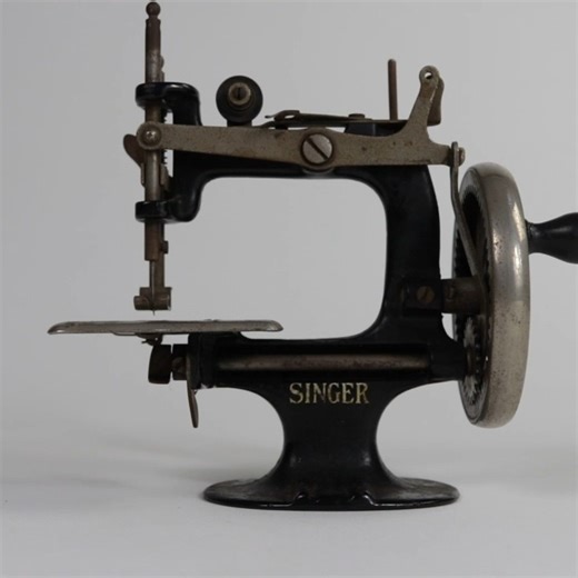 Community Forklift on Instagram: "You GUYS, look at this adorable antique hand-cranked sewing machine! The Singer Model 20 stands 7” tall and was marketed starting in 1910 as a fully functioning sewing machine “for the little girl.” One advertisement stated: “Any child above four years old can easily learn its use and it is at once a fascinating amusement and a means for instruction in an essential household art.” Later “toy” sewing machines were also marketed as light, portable machines for adu