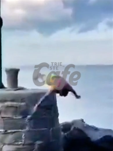 Alle prime luci dell’alba del 2025, mentre Trieste si risvegliava lentamente dopo la notte di Capodanno, il mare di Barcola è tornato protagonista di uno dei riti più amati della città. Sul molo G, Aleksandar, fedele alla tradizione da oltre dieci anni, ha rinnovato il consueto tuffo di buon auspicio, trasformando il primo mattino dell’anno in un momento di coraggio e simbolismo. Il rito che apre l’anno tra silenzio e applausi Erano circa le 8 del mattino quando Aleksandar si è presentato sul mo