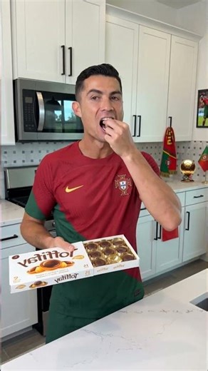How To Eat Chocolate Right! 😳#football #ronaldo