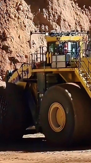 446K views · 5.7K reactions | Komatsu WE2350 - World’s Largest Wheel Loader vs Komatsu 980E (400 tons) #KomatsuWE2350 #WorldsLargestWheelLoader | Earthmover Legends | Facebook