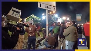 #colereagricole Des radars mobiles ont été déversés sur un rond-point de la cité de l'agriculture à Montauban. Les agriculteurs y ont fixé un nouveau panneau. | TOTEM - Tous les tempos de la radio