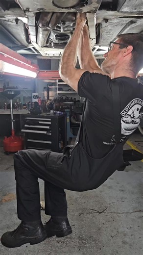 Wanneer de vorige garage de vulplug veel te vast heeft gedraaid... #classiccar #oldtimergarage #monteur #mechanic | Oldtimers Garage Young & Oldtimer Reparatie, Onderhoud & Revisie