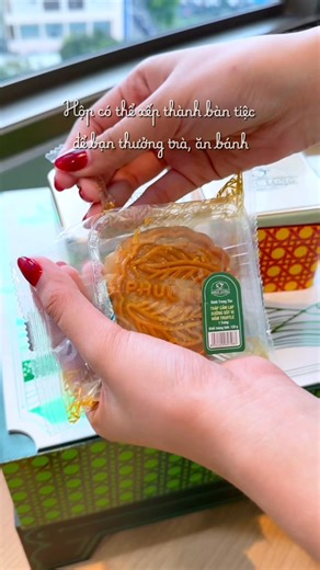 🌕 Thưởng vị đón trăng - Unboxing Bánh Trung Thu Phúc Long 2025 Mùa trăng năm nay, Phúc Long mang đến hộp Bánh Trung Thu sang trọng, tinh tế với 4 chiếc bánh được xếp ngăn nắp, bên cạnh hộp trà Ô Long thơm nồng. Mỗi lần mở hộp, là một khoảnh khắc đón trăng thật riêng, hộp còn biến thành bàn trà mini - đủ để tận hưởng trọn vẹn mùa trăng. ✨ 📍Đặt ngay 4 vị bánh bạn yêu thích hoặc ghé Phúc Long để “chơi Trăng” theo cách riêng của mình. #PhúcLong #Unbox #MinhNguyệtDanhTrà #Mooncake2025 | Phuc Long C