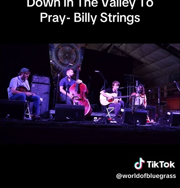 Billy Strings - Down In The Valley To Pray Performance
