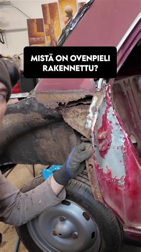 Mistä on pösön ovenpieli rakennettu? Jostain peltiämpäristä ja ruuveista, kuka tunnistaa aineen mitä purkissa on ollut? #peugeot #rustrepair #repair #classiccar #korjaus