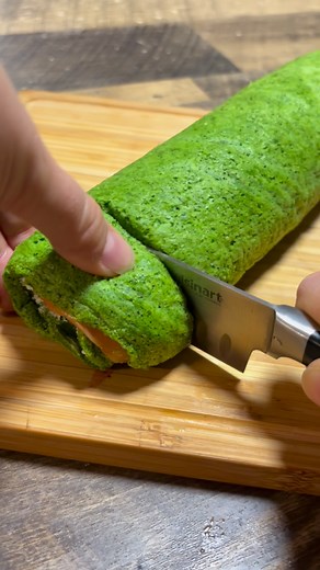Spinach roll 🍣 Spinach & Smoked Salmon Roll 🟢 A light, beautiful, and absolutely delicious appetizer that’s perfect for the holidays! The airy spinach sponge is surprisingly easy to make and the colors are stunning! SAVE this for your New Year's Eve table! INGREDIENTS: • 150g Fresh Spinach • 3 Eggs • Pinch of Salt • 50g All-Purpose Flour • 175g Cream Cheese (softened) • ~200g Smoked/Cured Salmon (Slightly salted) HOW TO MAKE IT: 1. Blanch the Spinach: Pour boiling water over the spinach. Drain