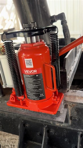 Essential Road Services Equipment: Hydraulic and Air Jacks