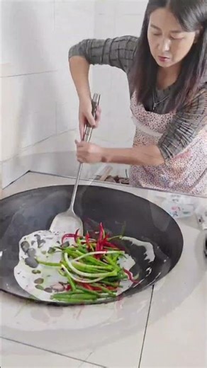 Stir-fry the pork liver with salt and stir-fry the ingredients until fragrant.