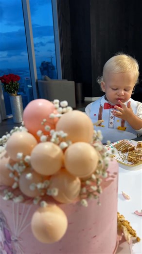Video with a Baby! Joyful eating time where toddlers explore food, laugh, and create happy memories around the table | Naomi Life