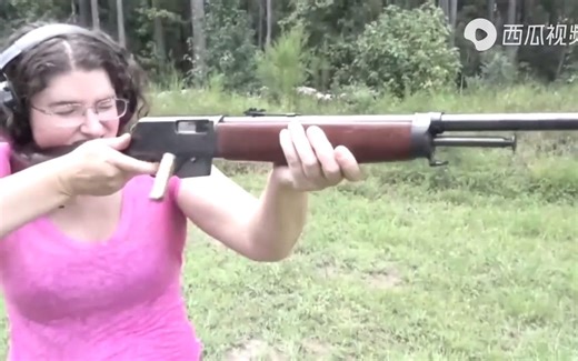 经典的温彻斯特M1910半自动步枪，它的子弹上膛方式最有趣！