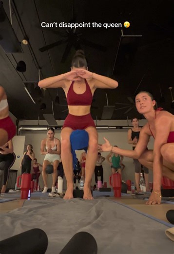 @Melania Antuchas | Sculpt class is NOT for the weak! Genuinely the hardest mat pilates class I’ve taken to date! The word “pulse” haunts me at this point 🤣 not to mention the room was also about 120°. Everyone killed it in this class and even though I felt like I was dying the vibes were up per usual 😆🙌🏼 always a good time pulsing it out with my gals 🫶🏼 . My set is from TT shop 😙 #pilates #matpilates #hotpilates #fypage #workoutmotivation