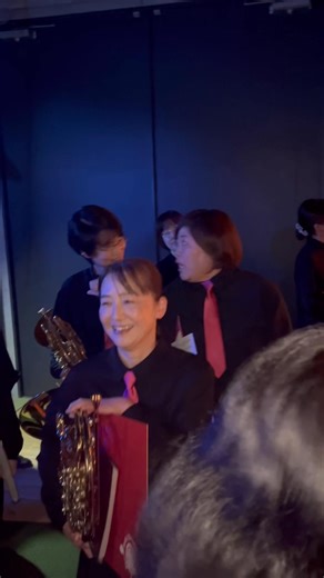 今日は、ふれあい館で行われた 秋のふれあいブラスコンサートに出演しました 私たちグレースチューンは 薔薇は美しく散る ジャパニーズグラフィティⅨ〜いい日旅立ち〜 2曲を演奏しました 会場もあたたかく盛り上がって、とても楽しい時間になりました！ 動画は前の団体さんの演奏中、思わずみんなでノリノリに踊ってる様子です💃🎷 #グレースチューン #秋のふれあいコンサート #薔薇は美しく散る #秋桜 #プレイバックパートII | ザ・グレースチューン