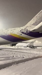 🥰คุ้นไหมลำนี้...Boeing 747-400 ทะเบียน YR-FSA ที่ปัจจุบันติดอยู่ท่ามกลางพายุหิมะที่ท่าอากาศยานมิวนิก เยอรมนี เห็นลวดลายเป็นเอกลักษณ์ส่วนท้ายลำตัวคงจะคุ้นกันดี เพราะเครื่องบินลำนี้เคยเป็นเครื่องบินของการบินไทยทะเบียน HS-TGH "ชัยปราการ" หลังจากปลดประจำการไปแล้วปัจจุบันถูกดัดแปลงเป็นเครื่องบินขนส่งสินค้าสังกัด Rom Cargo Airlines ประเทศโรมาเนีย ___________________________ 📸ภาพประกอบจาก Twitter/ Attentive Media | Wingtips