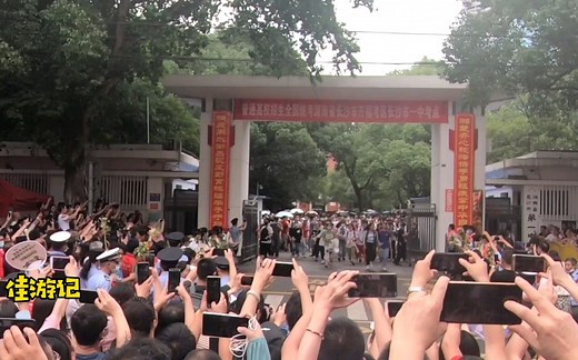 高考真实实拍，考试结束所有考生走出考场一瞬间，这画面太震撼了