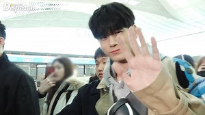 11K views · 157 reactions | "심쿵, 손인사" (옹성우 : ONG SEONG WU) . . . #옹성우 #ONGSEONGWU #출국 #공항패션 #FASHION #인천공항 #공항 #AIRPORT #INCHEON #디스패치 #디패 #Dispatch | dispatch news | Facebook