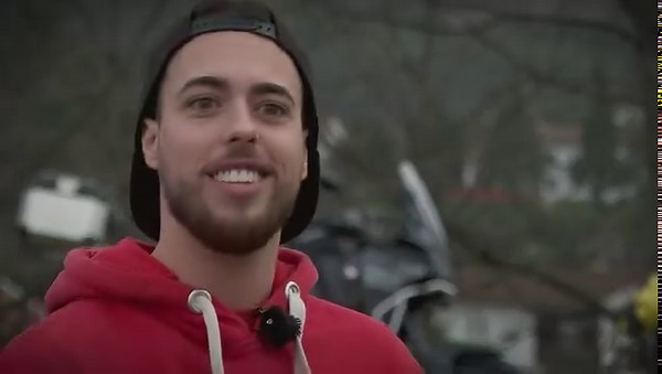 Daqui a uma semana, um motociclista português vai partir para uma viagem de duas rodas à volta do mundo. Isto pode parecer impressionante, mas não para André Sousa, que em 2020 fez o mesmo. Passou por 54 países, durante três anos, numa mini-mota de apenas nove cavalos. Nessa viagem, teve acidentes, foi raptado e chegou a ser jornalista da TVI/CNN Portugal. | CNN Portugal