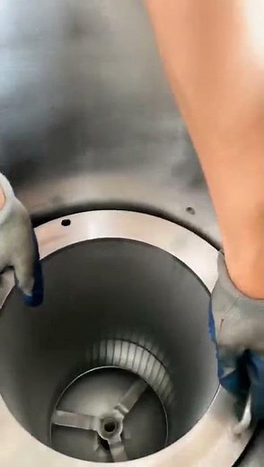 Self cleaning filter