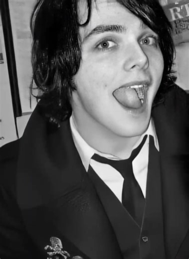 Gerard Way (lahir 9 April 1977) adalah musisi, penyanyi, penulis lagu, dan komikus Amerika yang terkenal sebagai vokalis utama dan pendiri band rock ikonik *My Chemical Romance*. Ia juga dikenal sebagai pencipta seri komik pemenang penghargaan *The Umbrella Academy*. Berikut adalah poin-poin penting mengenai Gerard Way: Karier Musik: Selain memimpin *My Chemical Romance* sejak 2001, ia merilis album solo berjudul *Hesitant Alien* pada tahun 2014. Karier Komik: Ia menciptakan komik *The Umbrella 