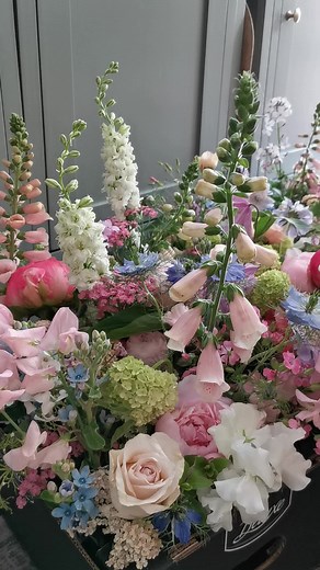 FRIDAY FLOWERS DELIVERED ALL OVER LONDONALL BRITISH SPRING FLOWERS GROWN LOCALLY IN LONDON. Expect tulips, ranunculus and lots of other gorgeous blooms in beautiful mixed colour 🌸 Link to order in our bio up top 🌸 #FlowersBouquets #londonflowerdelivery #flowers #springflowers #londonflorist #flowersforyou #flowerlovers #bouquet #springflorals #bridalbouquet #flowerdelivery #flowersbouquet #eventflorist #flowermagic #springbunches #bouquets