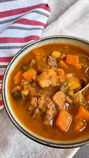 Delicious keto beef & veggie soup! 🔥🔥🔥 Free & printable recipe is below! 🔥👇👇 | Family On Keto