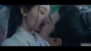 公主霸气亲吻帅气男侍，两人热情拥吻！😘 I French kiss my handsome bodyguard and ride on him to lure him! #SecretsOfTheShadowSect #皎月流火 #HuYiyao #LinZehui #胡亦瑶 #林泽辉 #YOUKU #优酷 | 优酷Youku
