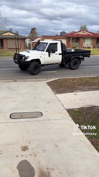 Toyota Hilux V8 Cruiser Adventures