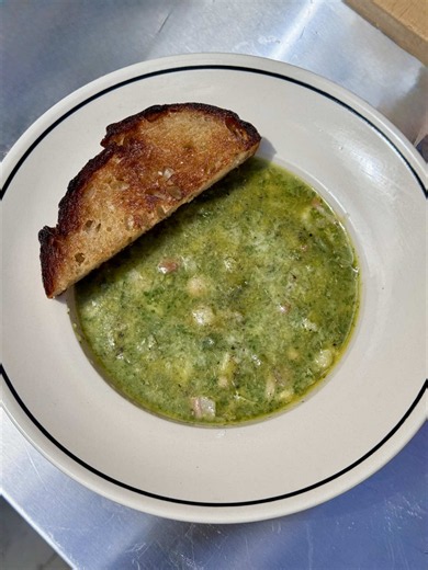 Green minestrone with pesto and fried bread #foodyouwanttoeat #minestrone