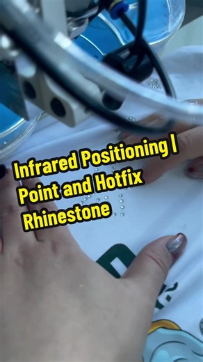 Semi-automatic rhinestone machine with infrared positioning! Precise infrared guidance allows you to point and hotfix exactly where you want, making positioning simple, fast, and accurate. Easy to operate and suitable for various materials such as leather and fabric.#DSMC #bling #tiktok #rhinestonemachine #hotfixrhinestones