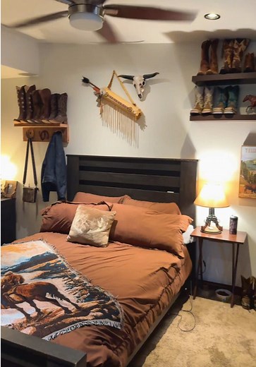 Western Room Decor Ideas with Turquoise & Cowboy Style