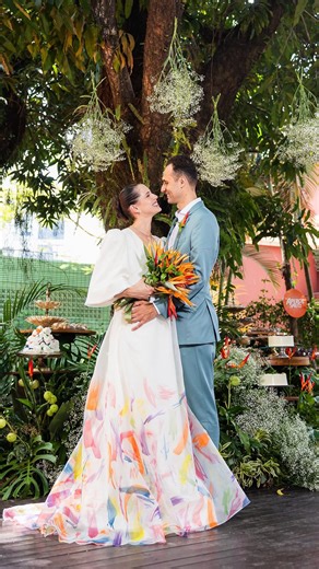 Théo Alves | Casamentos on Instagram: "Um vestido de noiva pintado à mão. Sim, você leu certo! Neste vídeo, o vestido deixa de ser apenas um look e passa a funcionar como obra. Uma intervenção feita diretamente no tecido, construída com método, mão firme e direção estética, até o resultado final ganhar aquele status raro: impossível de reproduzir. O tipo de escolha que não tenta agradar todo mundo. Só existe para contar a história de um casal, do jeito mais autoral possível. E é isso que fica. I