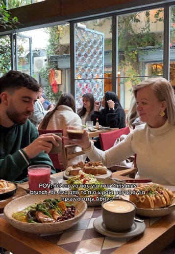 Η αλήθεια είναι πως σπάνια ενθουσιάζομαι με το brunch, καθώς δεν τρελαίνομαι για αυγά και δεν τρώω τυρί. Ωστόσο, χθες δοκίμασα κάτι που πραγματικά με ενθουσίασε και με χαρά θα ξανά έτρωγα. Μου άρεσε πάρα πολύ η ιδέα του Christmas brunch, γι’ αυτό και επισκεφτηκαμε το 📍Usurum και επιλέξαμε δύο πιάτα και δύο κοκτέιλ από αυτό. Ξεκινήσαμε με μια ομελέτα από το κανονικό μενού, την spinach omelette, με φρέσκο προζυμένιο ψωμί και πολύ θρεπτική. Η μαμά και ο Κωνσταντίνος δοκίμασαν τα Χριστουγεννιάτικα 