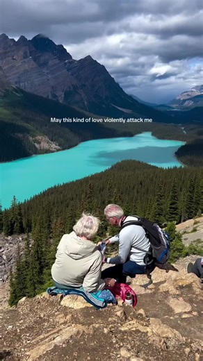 A couple who gets outside together, stays together. ❤️ 📽️ : karlalpz.jpeg via IG #oldlove #lovers #outside