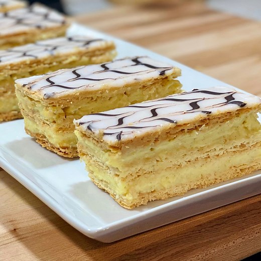 Voici comment réaliser un MILLE-FEUILLE maison comme un chef 👩🏻‍🍳👨🏻‍🍳 Recette détaillée. Ingrédients : Une pâte feuilletée de 400g 50g de sucre Crème pâtissière : 3 jaunes d’œufs 100g de sucre Une gousse de vanille 50g de maïzena 500ml de lait 20g de beurre Glaçage : 100g de sucre glace 2 à 3 c.à.s d’eau 20g de chocolat noir | Deli Cuisine