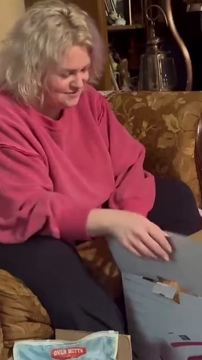 Experience the magic of Cuddle Clones through these heartwarming unboxing videos. 💕 Saying goodbye is never easy, but with Cuddle Clones, it's simply a 'see you later' as your beloved furry friend lives on in a huggable form. 🐾 #cuddleclones #customstuffedanimal #dog #dogs #doggram #animalsofinstagram #dogsofinstagram #petlover #giftideasforpetlovers #doglover #doglife #cuteanimals #cutedog #rainbowbridge #petloss #dogloss #grief #griefjourney #griefandloss #hearttouching #unconditionallove #p