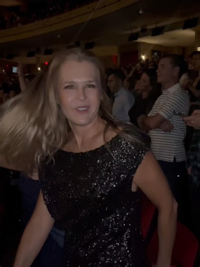 Rosalinda Serfaty on Instagram: "Fito Páez en tiempos de Tik Tok📱 Sin efectos especiales , sin escenarios fastuosos. Solo él en su teclado, con una voz que resuena mejor y mas calmada a la de joven y una Banda super poderosa. Se quejó de los tiempos de tiktok, de las redes, de la alienación, de que no se hace ni escucha música. A Venezuela venia muy seguido. Yo lo ví en : El Nuevo Circo de CCS 1988, Poliedro, Teresa Carreño, Festivales Hiberoamericanos de rock de CCS, (y creo que en el Anfiteat