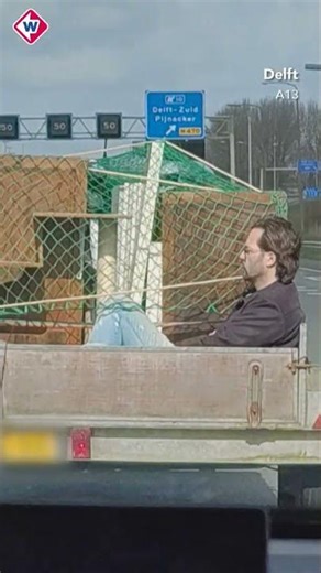 Man zit in aanhanger op snelweg | #shorts