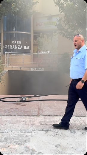 Lushnja Info on Instagram: "Shpërthen kondicionieri i një supermarketi përfshihet nga tymi pallati 10 katësh në qytet. Flakët e para përfshinë linjën elektrike të biznesit . Policia zjarrfikse dyshon se mbi ngarkesa në rrjetin elektrik solli shpërthimin e flakëve që nisën nga kondicionierët."
