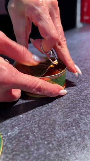 QR - код на банке с икрой гарантия того, что в банке есть настоящий продукт , а не имитация