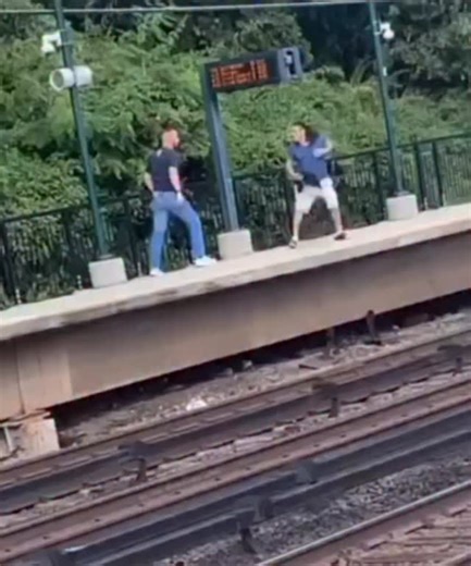 @globalcrimeclips on Instagram: "… 《阿甘正传》是一部1994年美国史诗浪漫喜剧-drama电影，由罗伯特•泽米基斯执导，汤姆•汉克斯、罗宾.怀特和加里•西尼斯主演。该片于1994年7月6日上映，讲述了阿拉巴马州一个智力迟钝但善良的男人福雷斯特•甘普的生活，他经历了20世纪几个重要事件的数十年！该片因其导演、表演、视觉效果、音乐和剧本而获得广泛的好评，成为一部主要的商业成功，全球票房超过6.77亿美元。 《阿甘正传》获得了多个奥斯卡奖，包括最佳影片和最佳导演（罗伯特-泽米基斯）。 《阿甘正传》可以观看，您可以在流媒体平台或购买选项中找到更多信息。如果您有兴趣了解更多关于这部电影或其制作的信息，可以探索派拉蒙维基百科或总电影维基以获取深入的细节。"